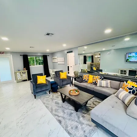 8 Min To Beach, Backyard, Firepit, Pool Table,